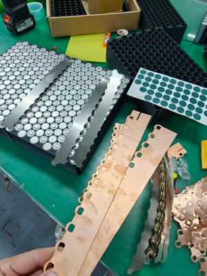 81.4V 70AH SURRON Ultra Bee Upgrade Battery manufactured by Chakra Battery, featuring 0.5mm + 0.2mm pure nickel composite plates. Equipped with Ant BMS supporting 340A continuous current and an integrated fixed mounting bracket for effective vibration damping.