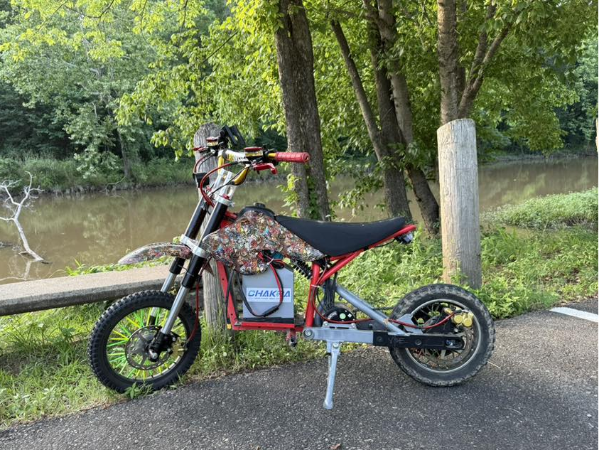 The customer installed a 72V Razor battery manufactured by Chakra on their Razor MX650 parked by the lake